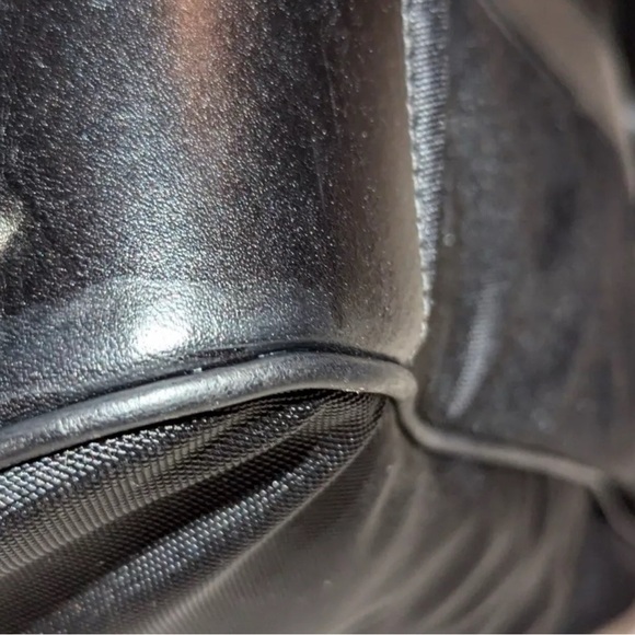 Gucci Black Tote Bag with Spacious Design and Durable Material - Picture 11 of 14